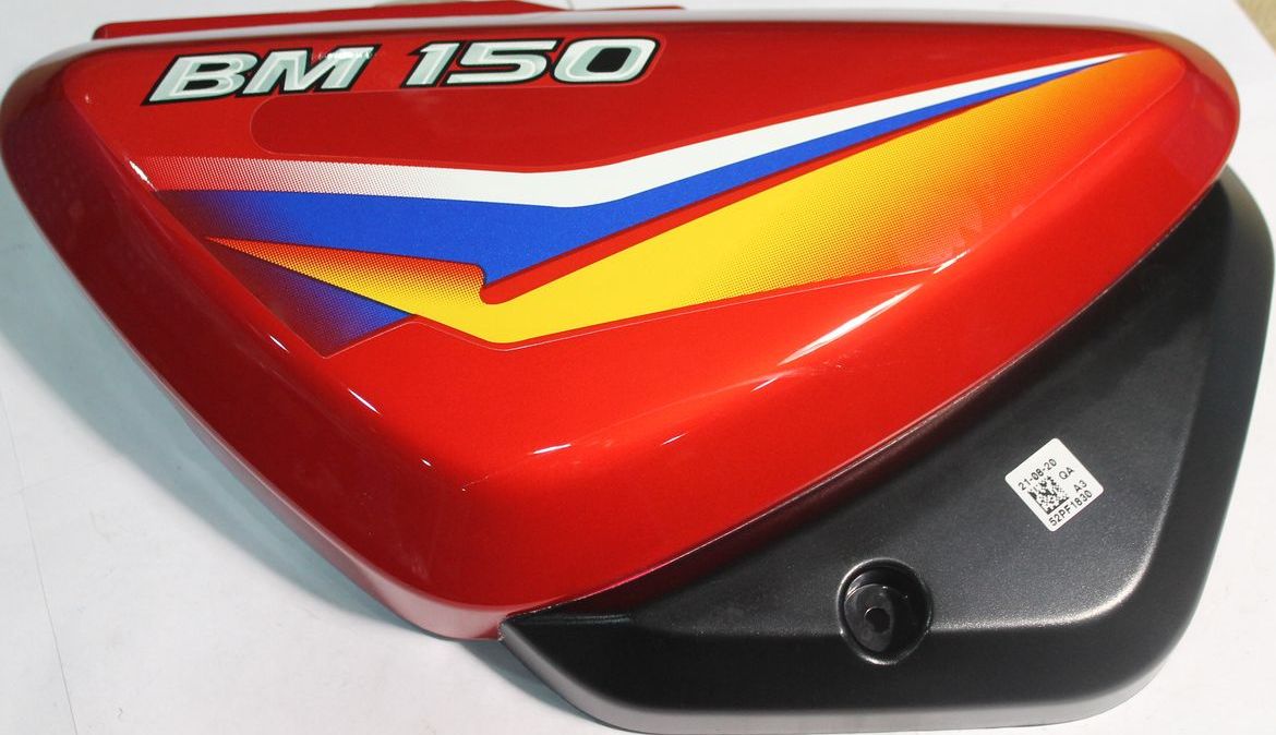 Крышка правая с наклейкой, красный 52PF1830 BAJAJ