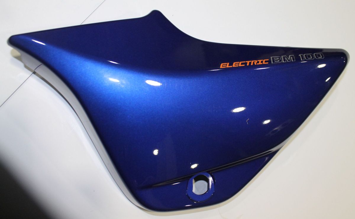 Пластик боковой левый с наклейками, синий 52DM0564 BAJAJ