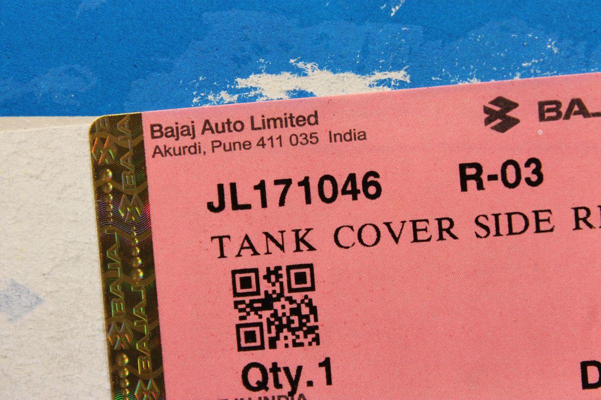 Пластик бака правый, черный JL171046 BAJAJ