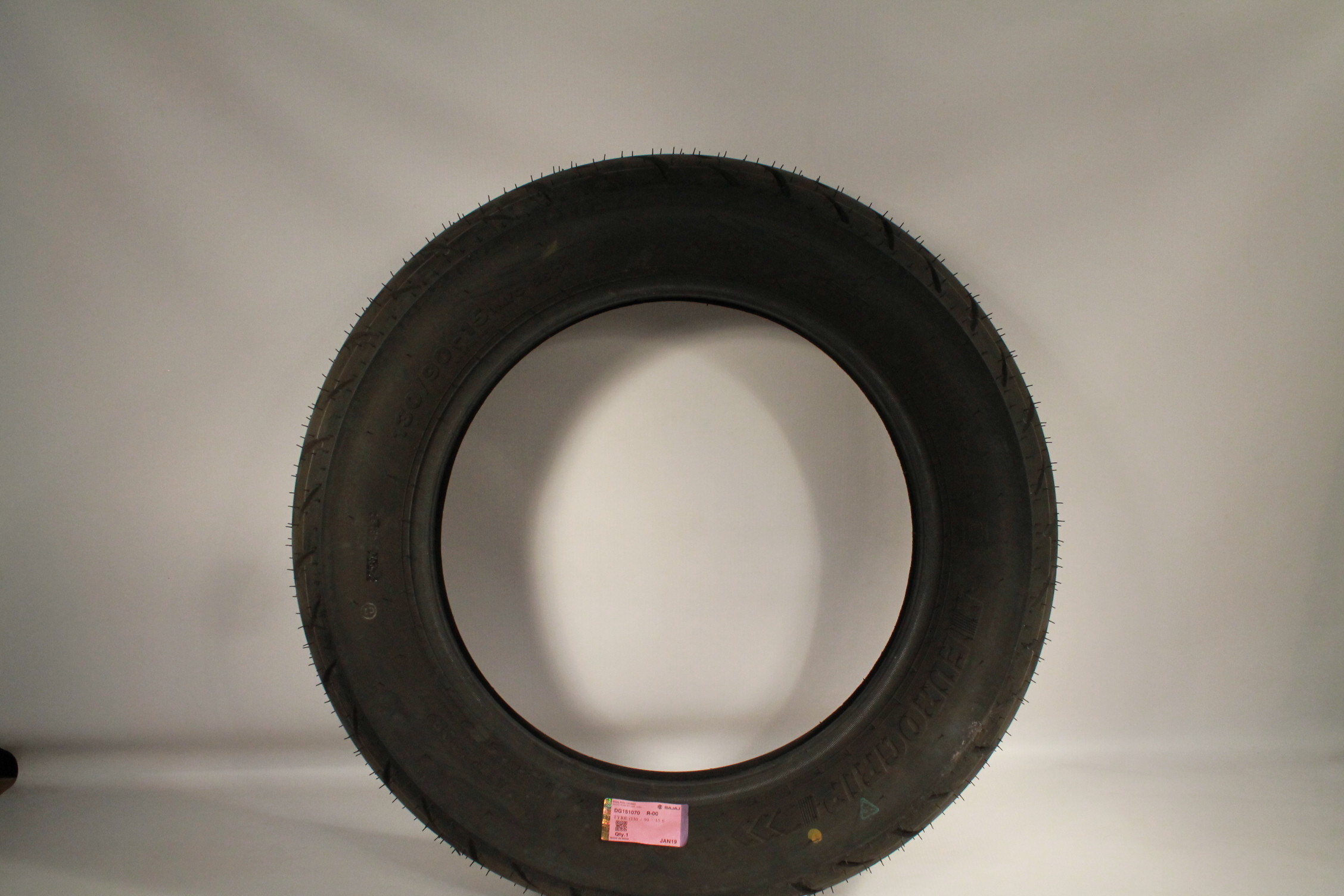 Покрышка задняя 130/90-15 DG151070 BAJAJ