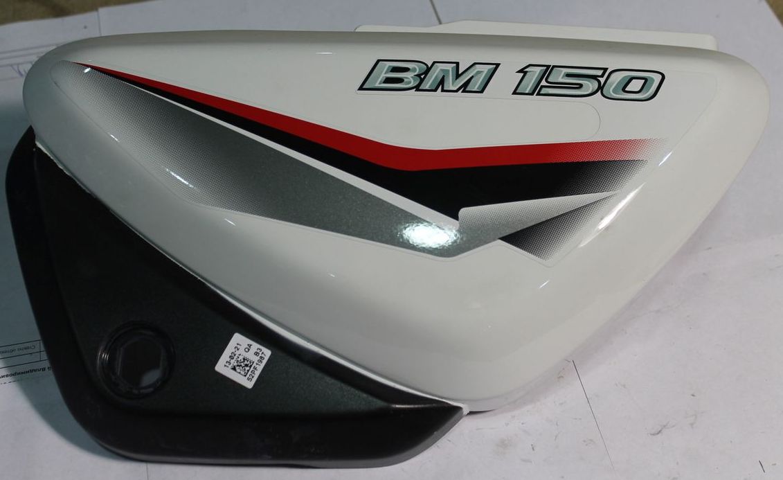 Крышка левая с наклейкой, белая 52PF1987 BAJAJ