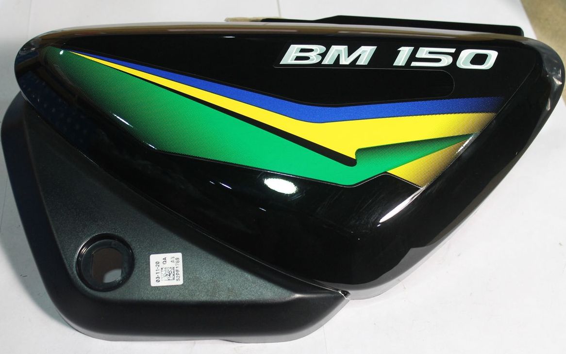 Крышка левая с наклейкой, черный 52PF1769 BAJAJ