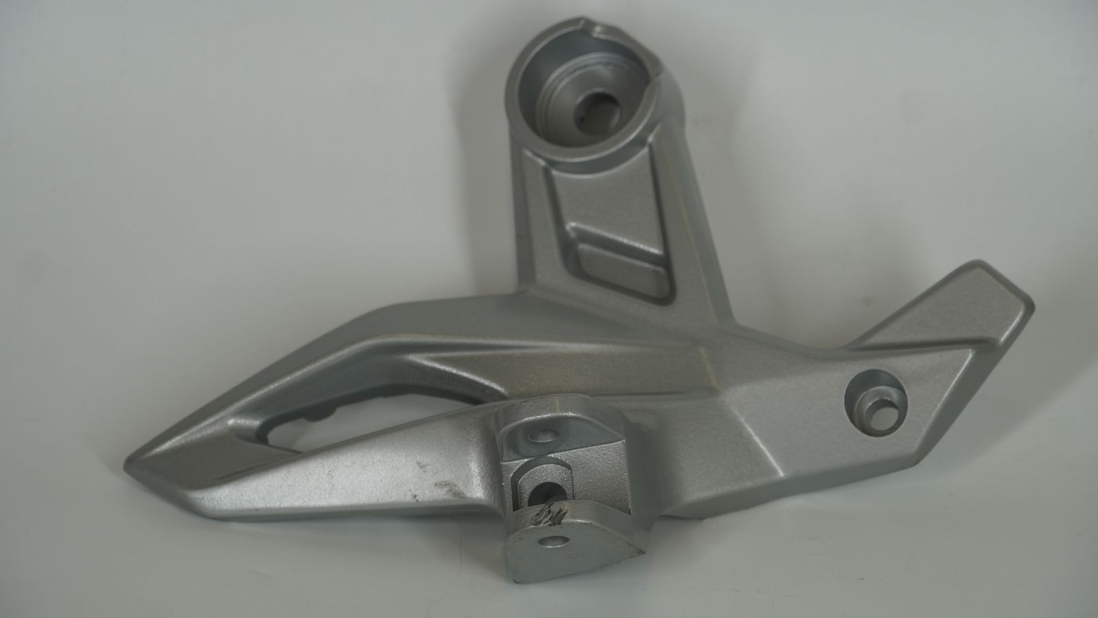 Крепление подножки водителя, правое 56JR3Y57 BAJAJ