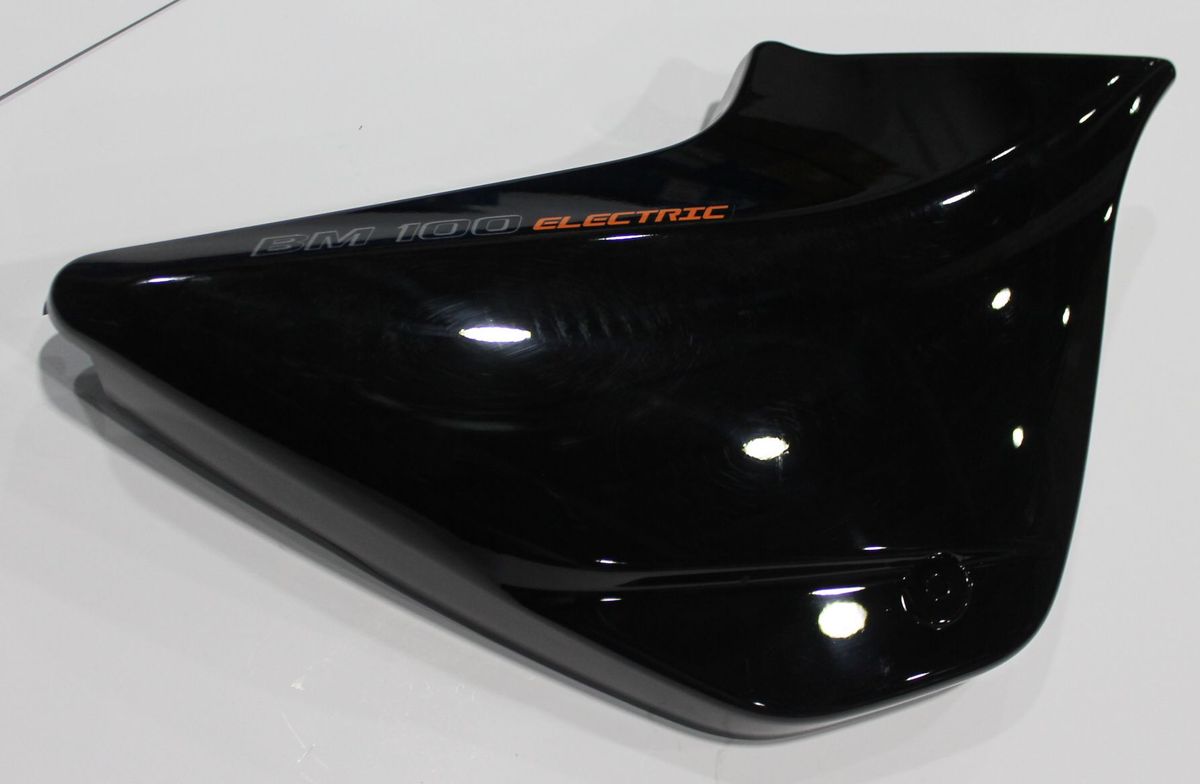 Пластик боковой правый с наклейками, черный 52DM0559 BAJAJ