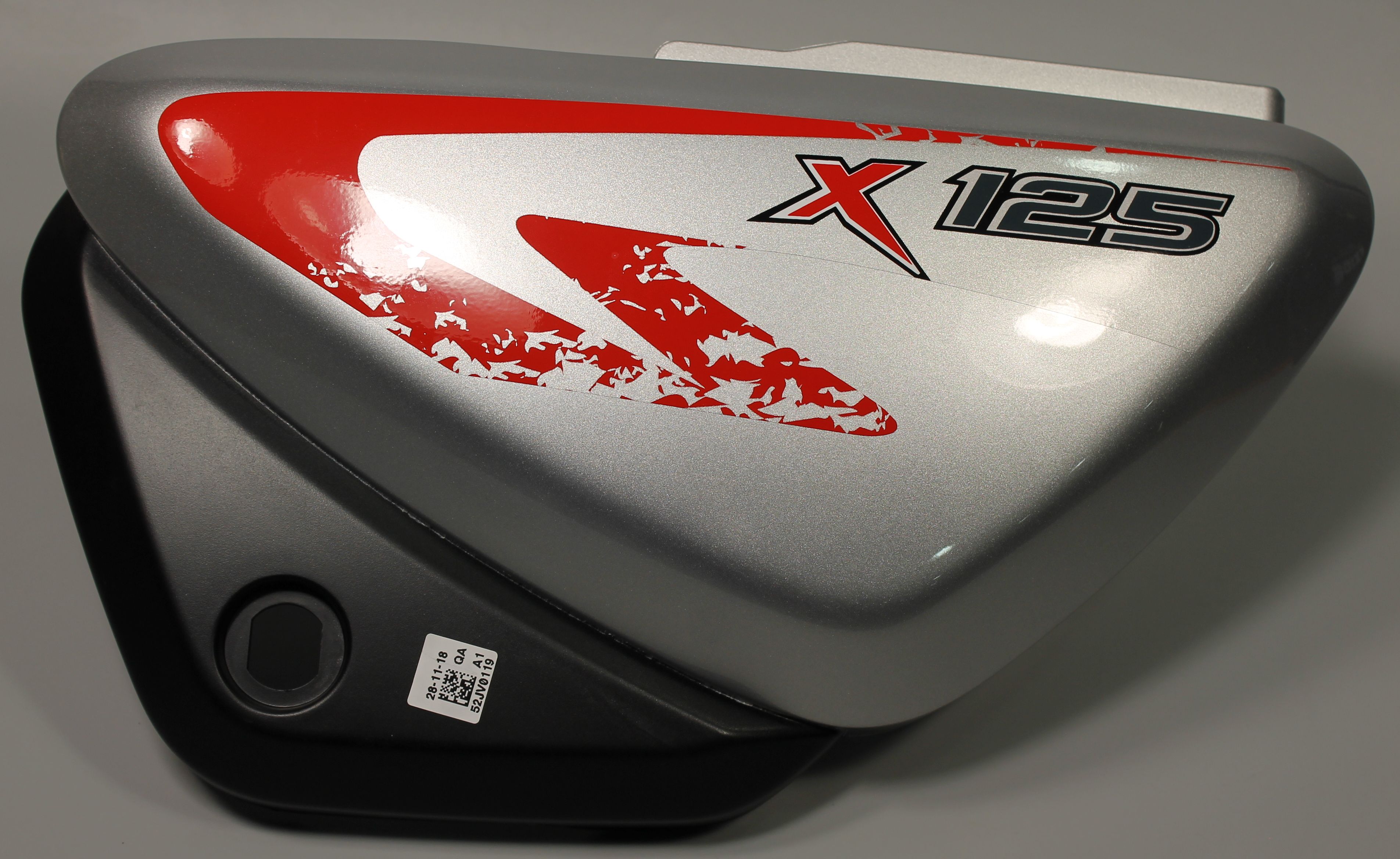 Пластик боковой левый с наклейками, красный 52JV0119 BAJAJ