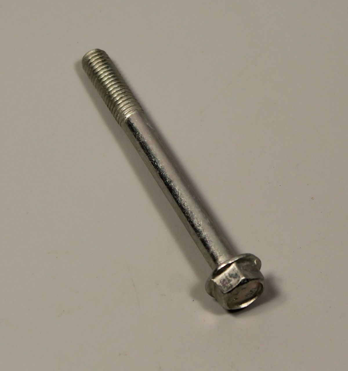 Болт крепления двигателя, передний KADD0880 BAJAJ