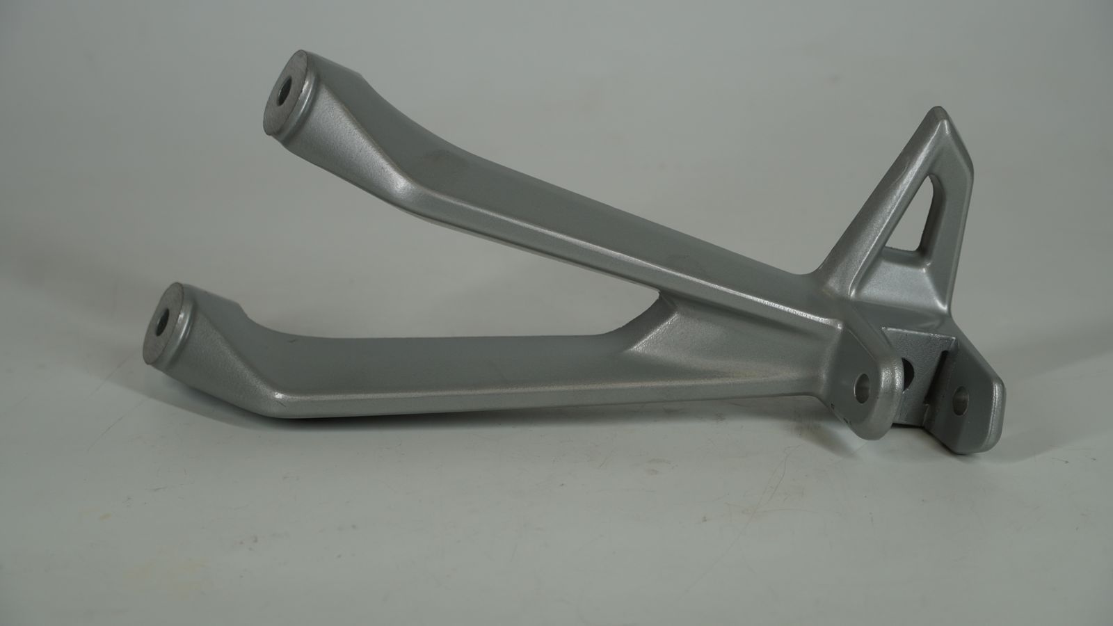 Крепление подножки пасажира, левое 56JR4J57 BAJAJ