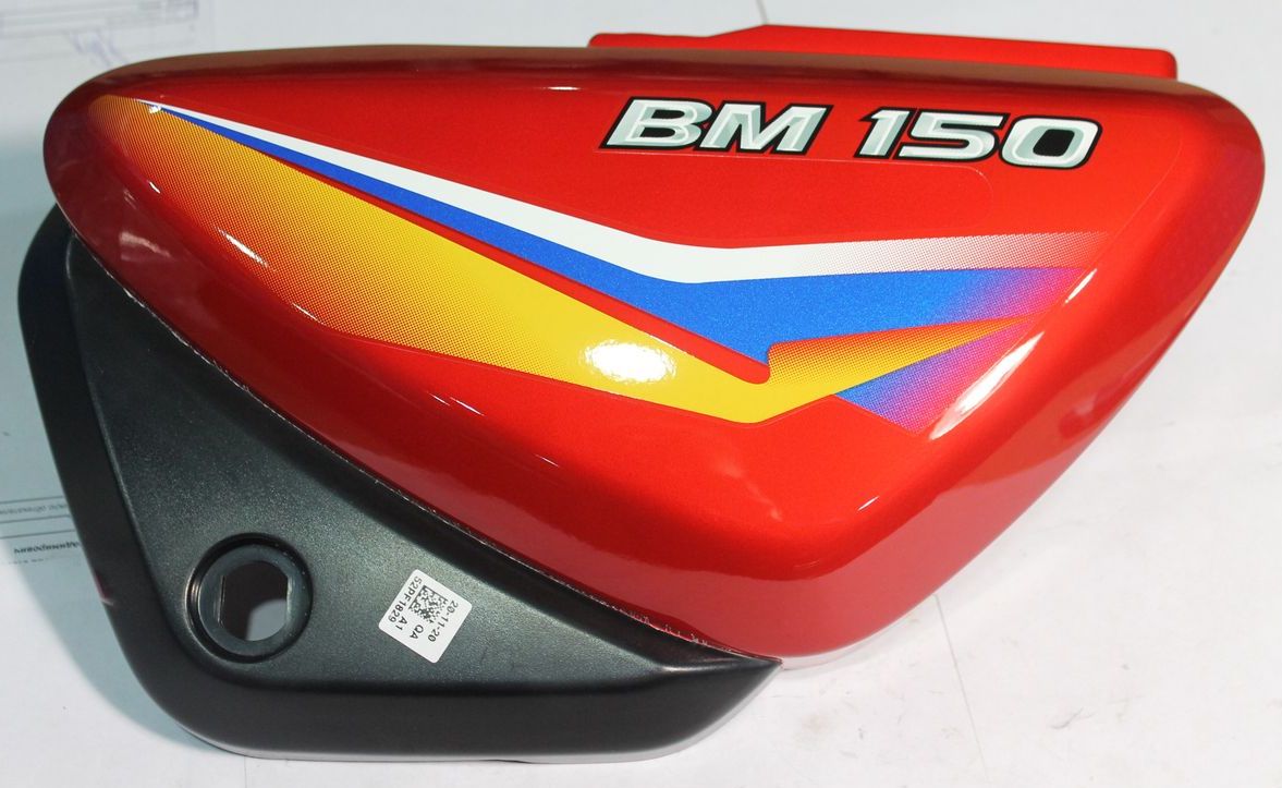Крышка левая с наклейкой, красный 52PF1829 BAJAJ