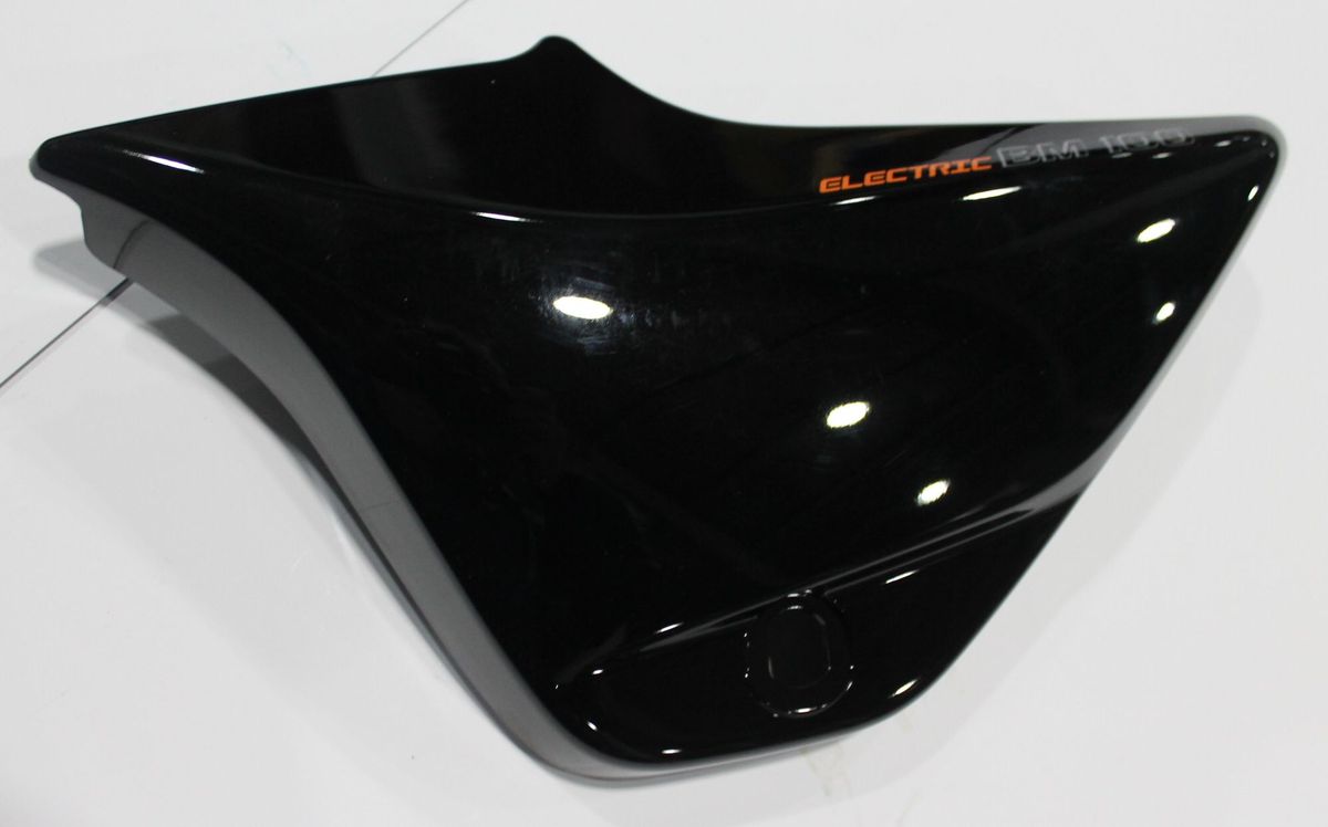 Пластик боковой левый с наклейками, черный 52DM0558 BAJAJ