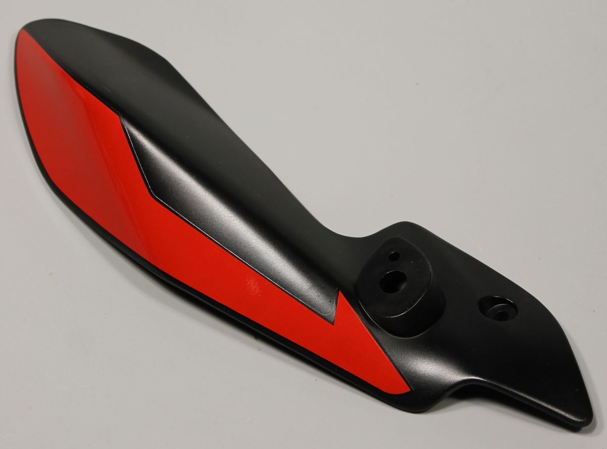 Пластик фары левый с красной наклейкой 52JL0918 BAJAJ