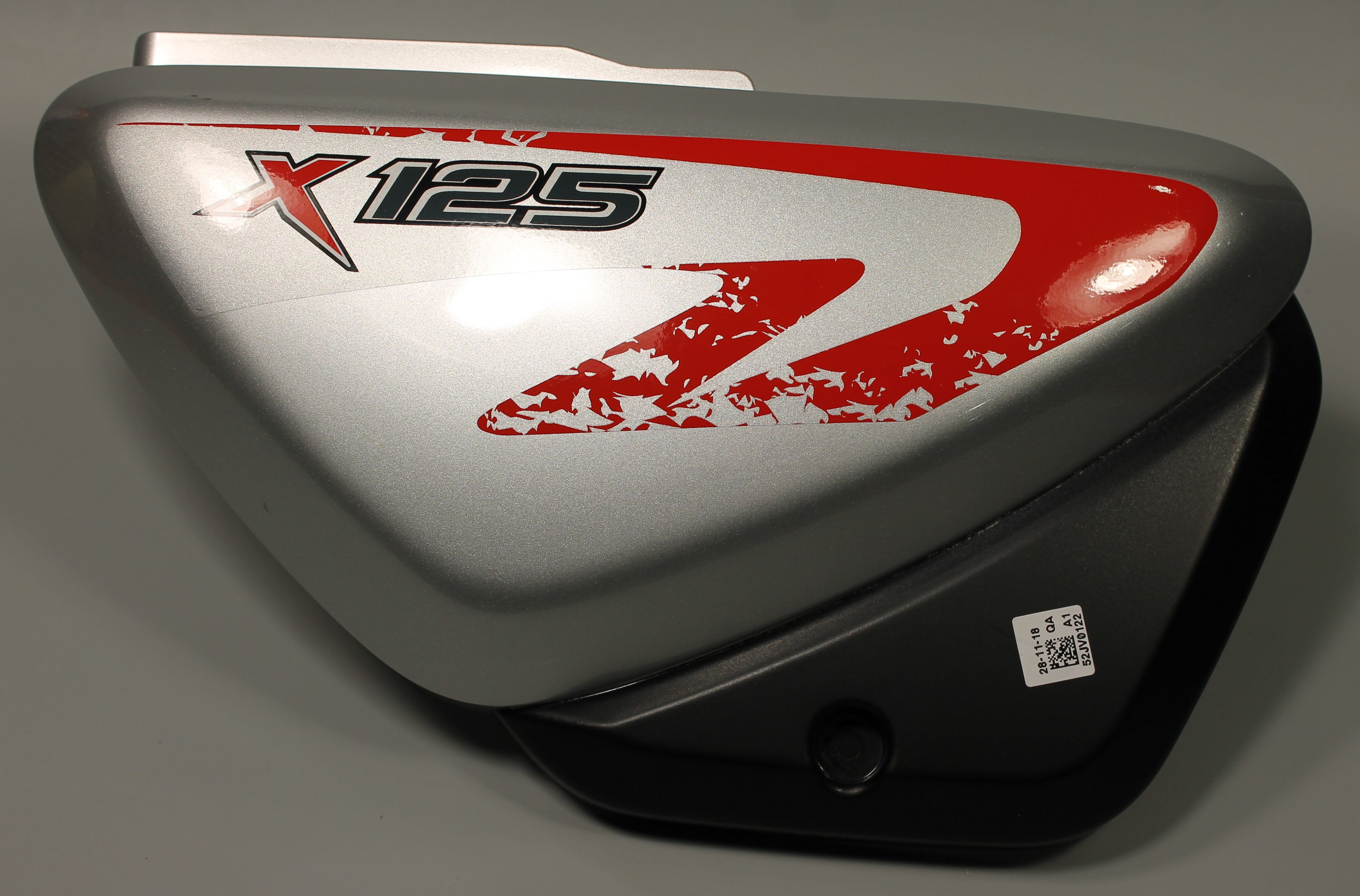 Пластик боковой правый с наклейками, красный 52JV0122 BAJAJ