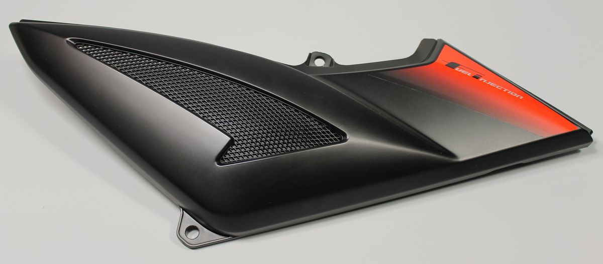 Пластик правый с красной наклейкой 52JL1055 BAJAJ