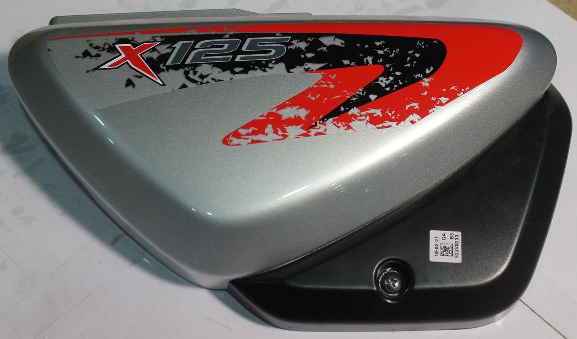 Пластик боковой правый с наклейками, красный 52JV0233 BAJAJ