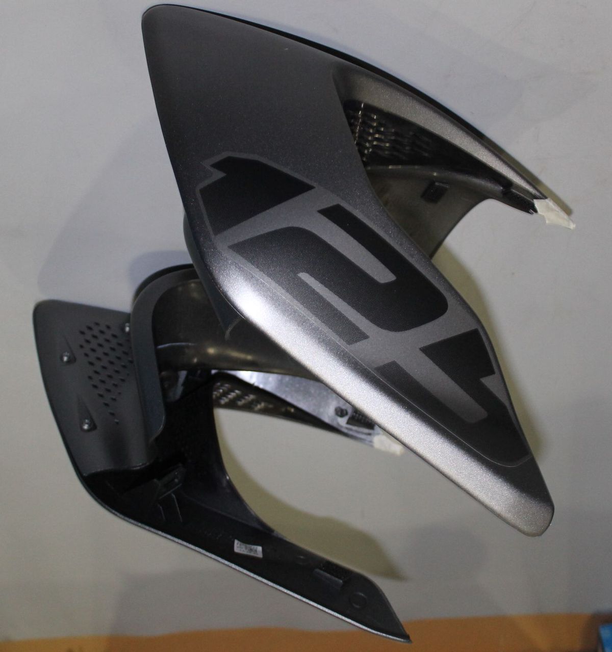 Обтекатель, матовый серый с наклейкой 52JD0904 BAJAJ