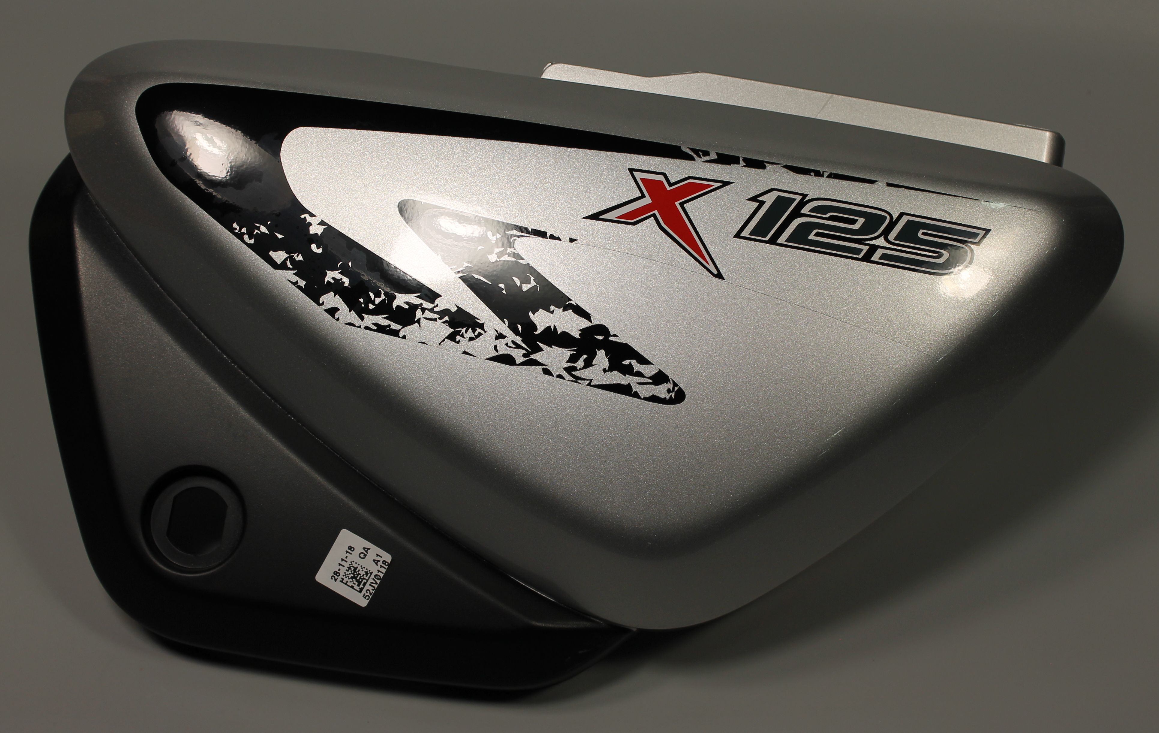 Пластик боковой левый с наклейками, черный 52JV0118 BAJAJ