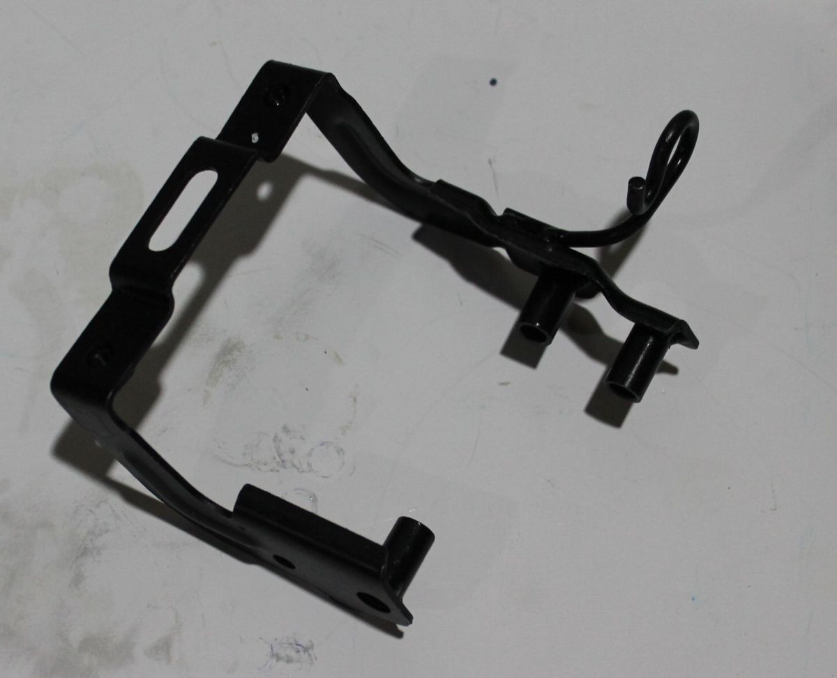 Крепление пластика плуга переднее JF181354 BAJAJ