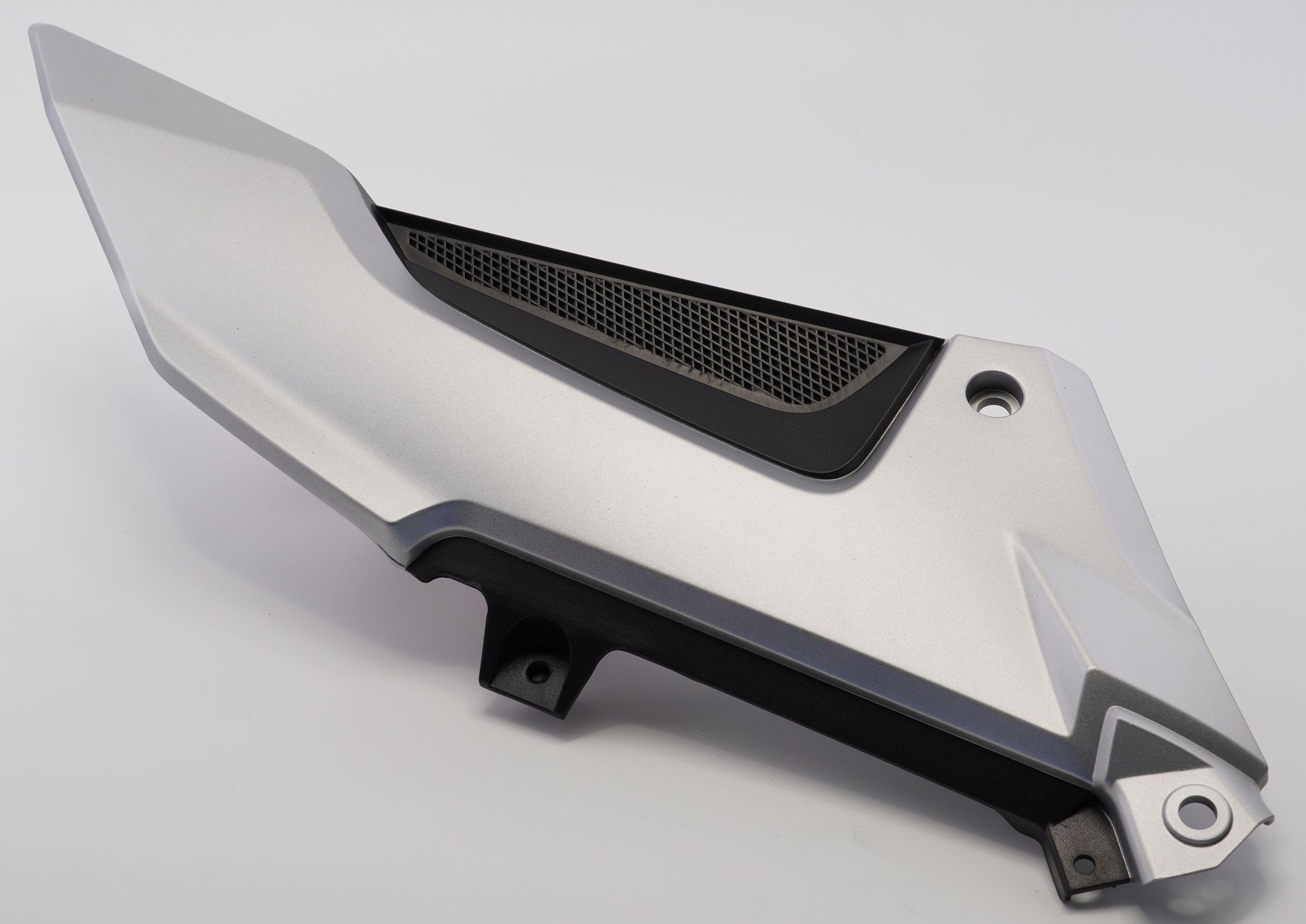 Пластик боковой правый BLK+PLAT SILVER JF181789 56JF136E BAJAJ