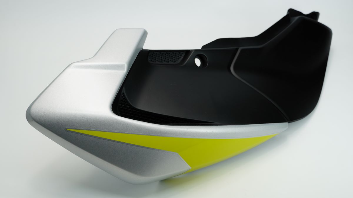 Пластик бака правый PLAT SILV+CITRUS DCL 52JF2335 BAJAJ