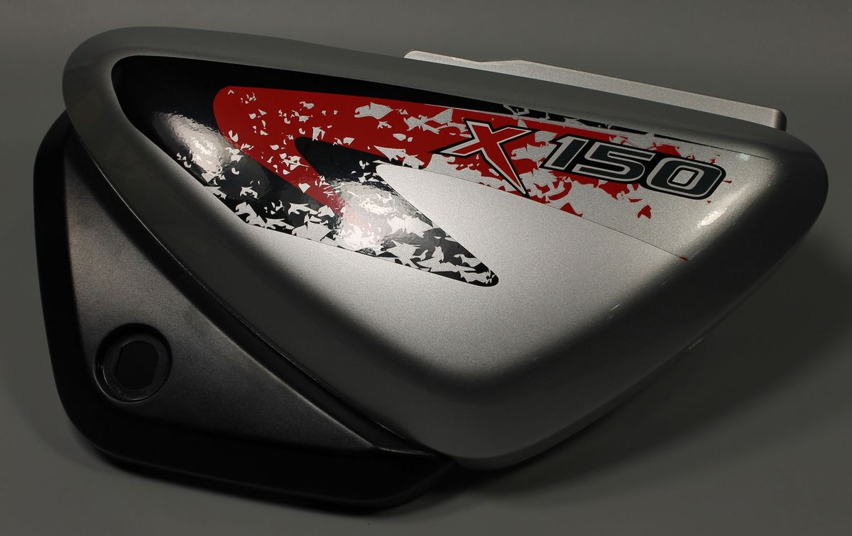 Пластик боковой левый с наклейками, черный 52PF0581 BAJAJ