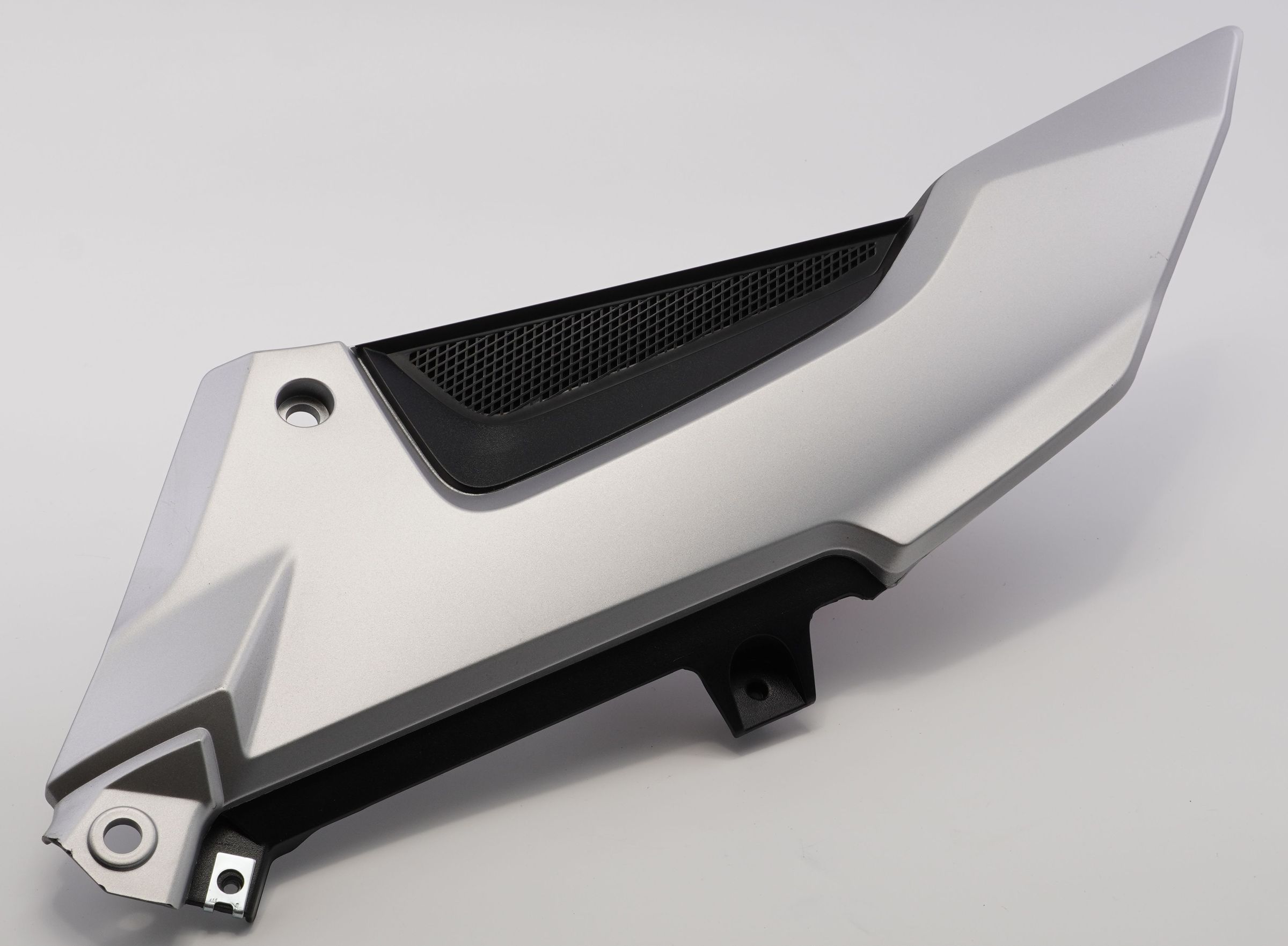 Пластик боковой левый, чёрный BLK+PLAT SILVER JF181788 56JF126E BAJAJ