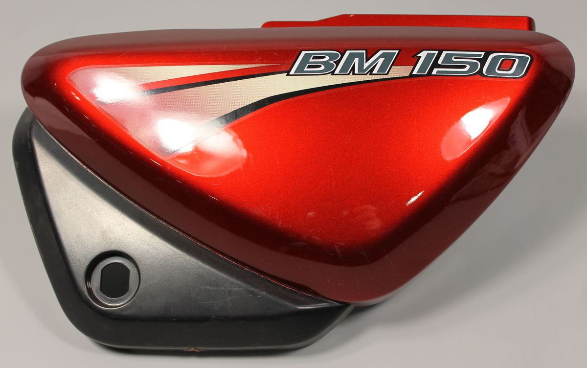 Пластик боковой левый с наклейками, красный ( 52PF0630 - Boxer X ) PF73013F BAJAJ