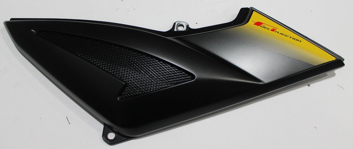 Пластик правый с желтой наклейкой 52JL1067 BAJAJ