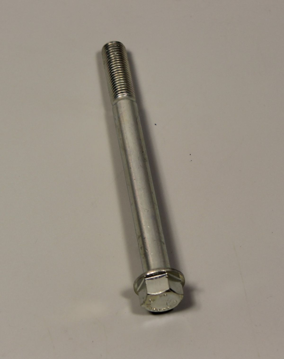 Болт крепления двигателя, верхний KADD10B0 BAJAJ