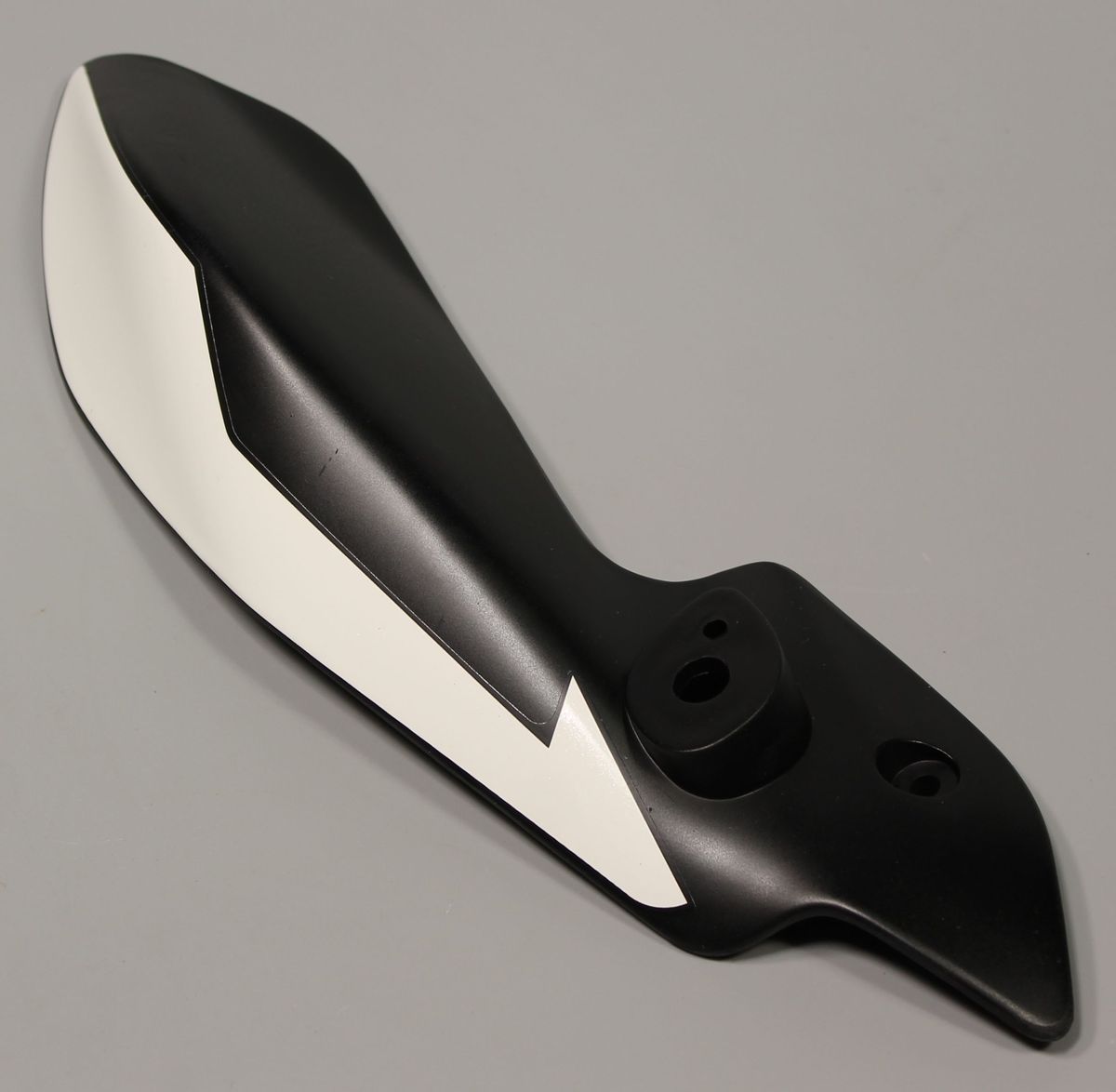 Пластик фары левый с белой наклейкой 52JL0936 BAJAJ