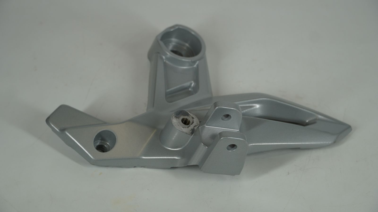 Крепление подножки водителя, левое 56JR3X57 BAJAJ