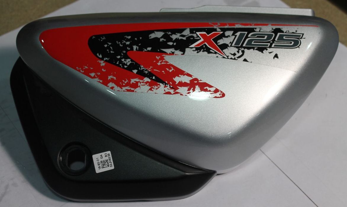 Пластик боковой левый с наклейками, красный 52JV0230 BAJAJ