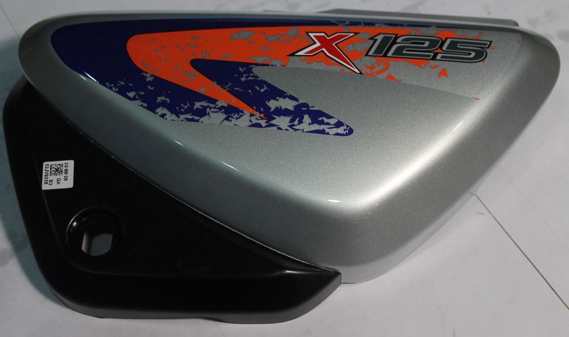 Пластик боковой левый с наклейками, синий 52JV0228 BAJAJ