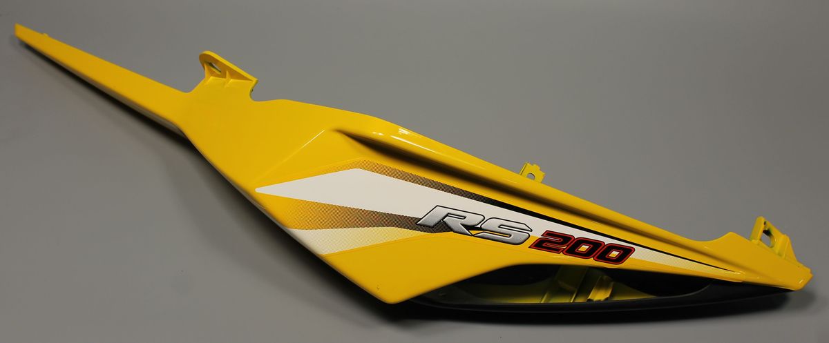 Пластик задний боковой левый с наклейками, желтый (RS200) 52DT0281 BAJAJ