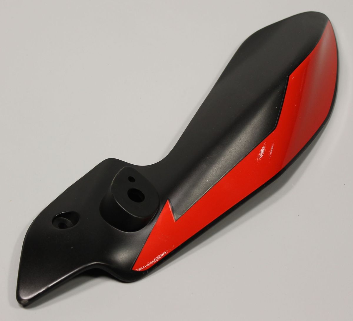 Пластик фары правый с красной наклейкой 52JL0919 BAJAJ