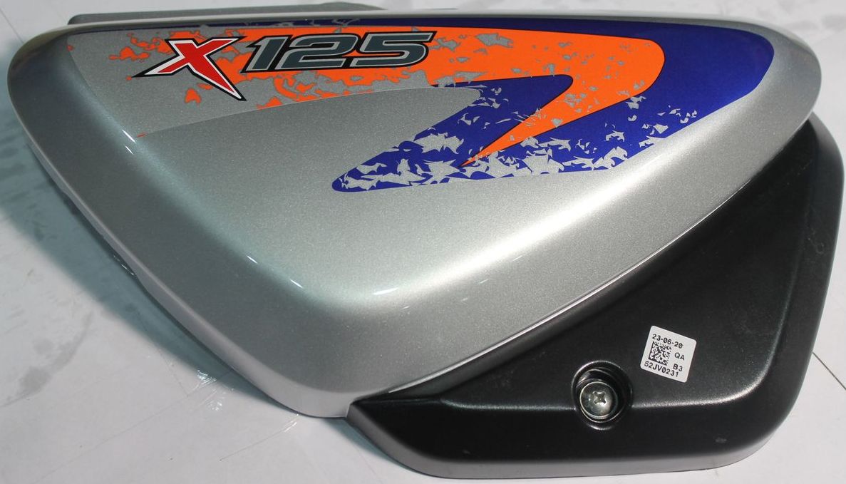 Пластик боковой правый с наклейками, синий (Bx) 52JV0231 BAJAJ