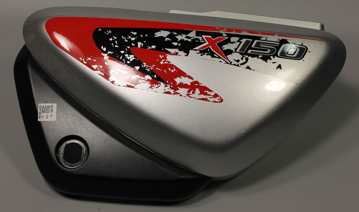 Пластик боковой левый с наклейками, красный 52PF0630 BAJAJ