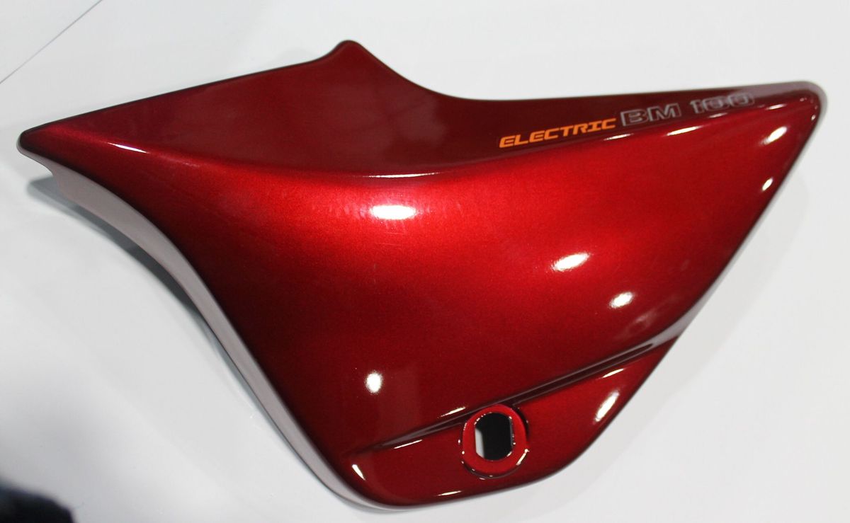 Пластик боковой левый с наклейками, красный 52DM0561 BAJAJ