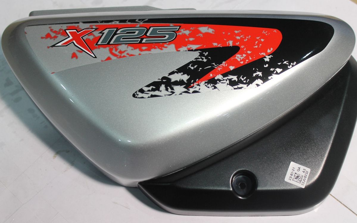 Пластик боковой правый с наклейками, черный 52JV0232 BAJAJ