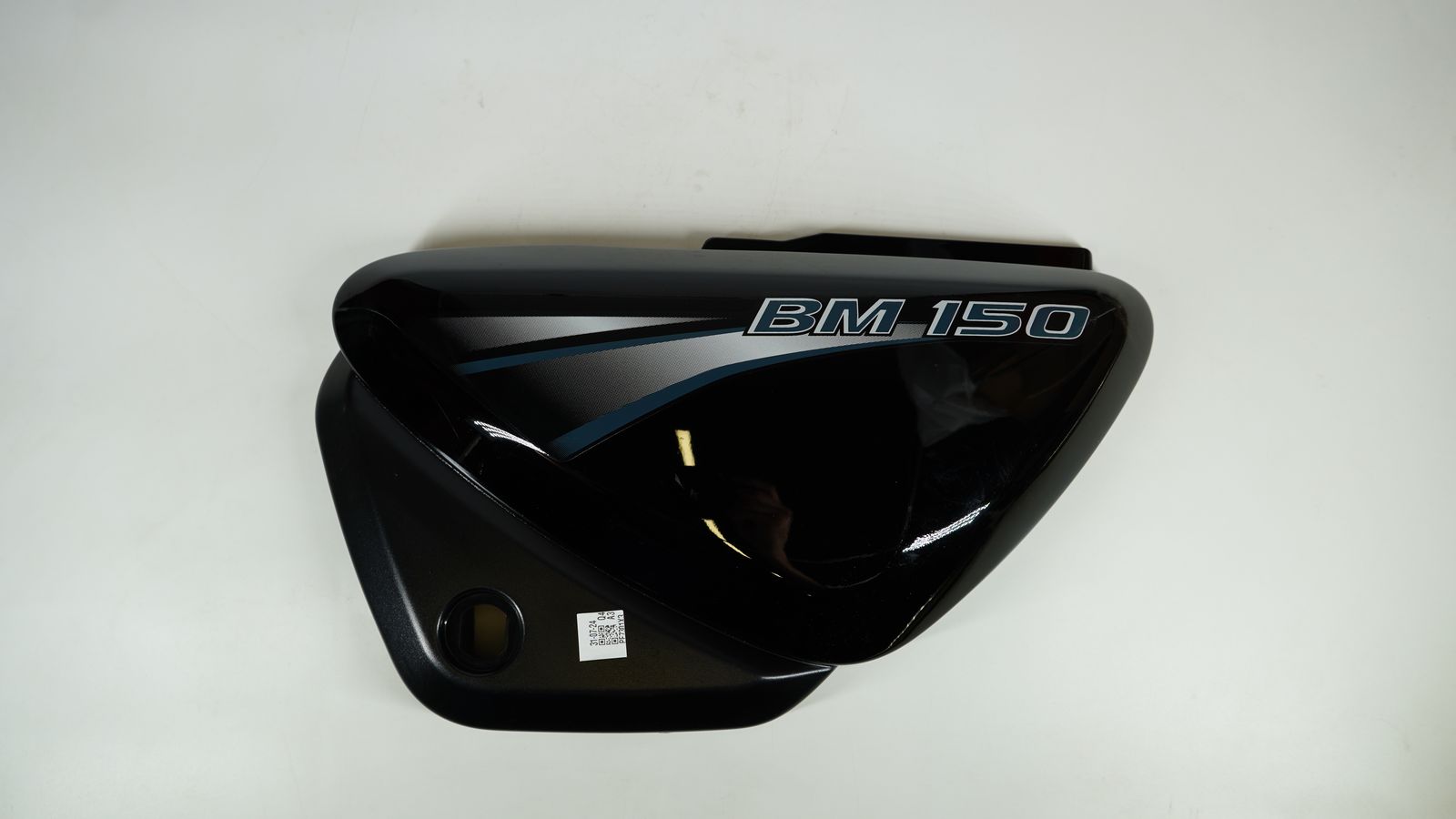 Пластик боковой левый с наклейкой, цвет черный PF7301X3 BAJAJ