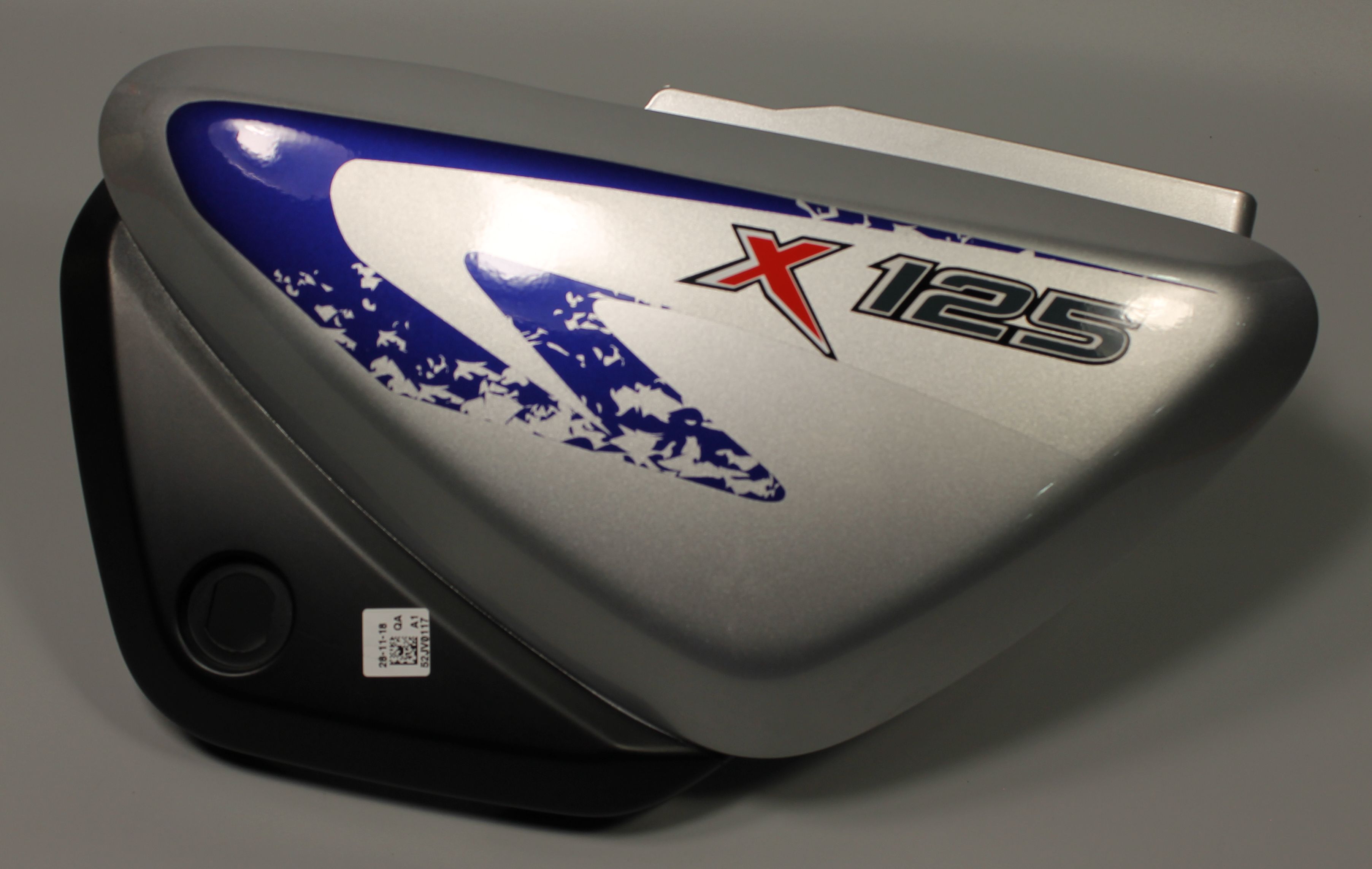 Пластик боковой левый с наклейками, синий 52JV0117 BAJAJ