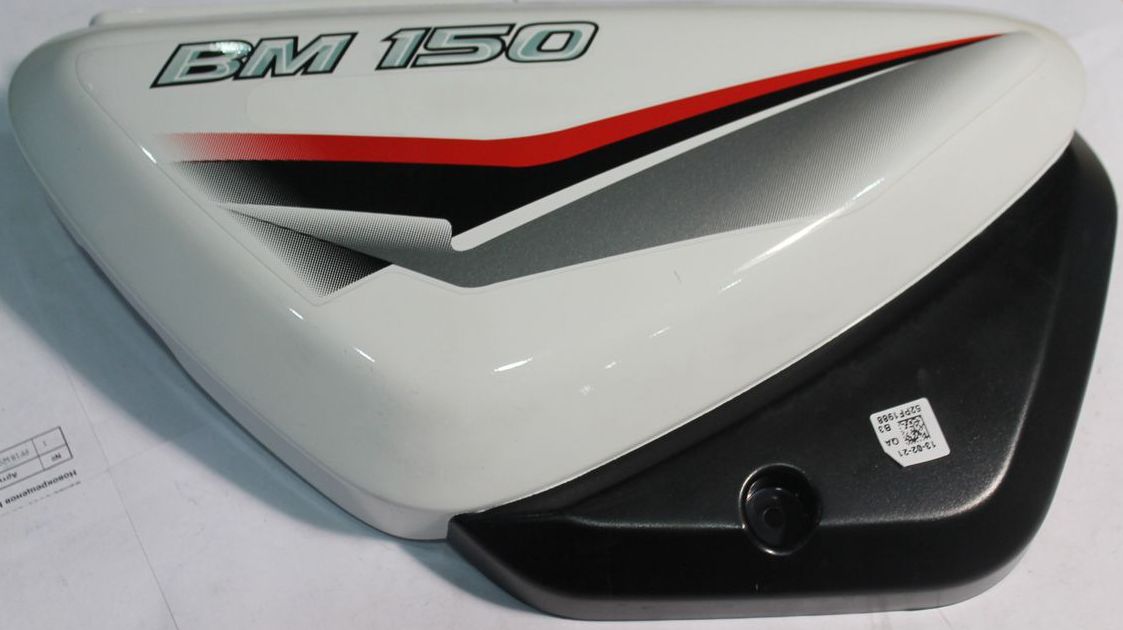 Крышка правая с наклейкой, белая 52PF1988 BAJAJ